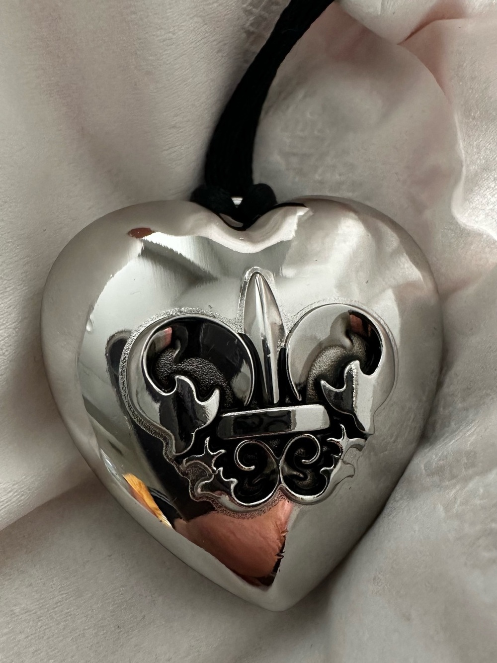 NIB Fergie Outspoken Silver Heart Pendant Necklace with Fleur-de-Lis Accent